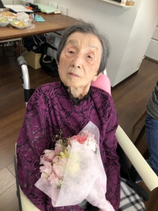 花束を持つ壽賀子さん.jpg